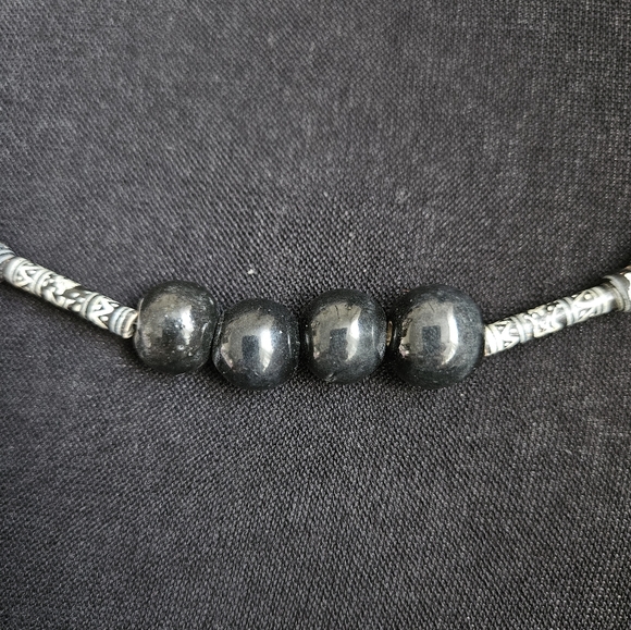 2/$30 Vintage Single Strand Beaded Black Necklace Mid Length - Picture 6 of 9